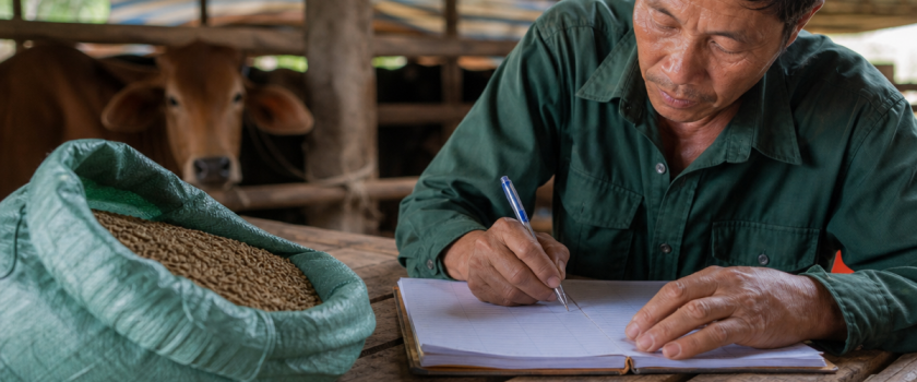 Sổ sách chăn nuôi ghi chép lượng cám và thuốc dùng theo từng lứa nuôi