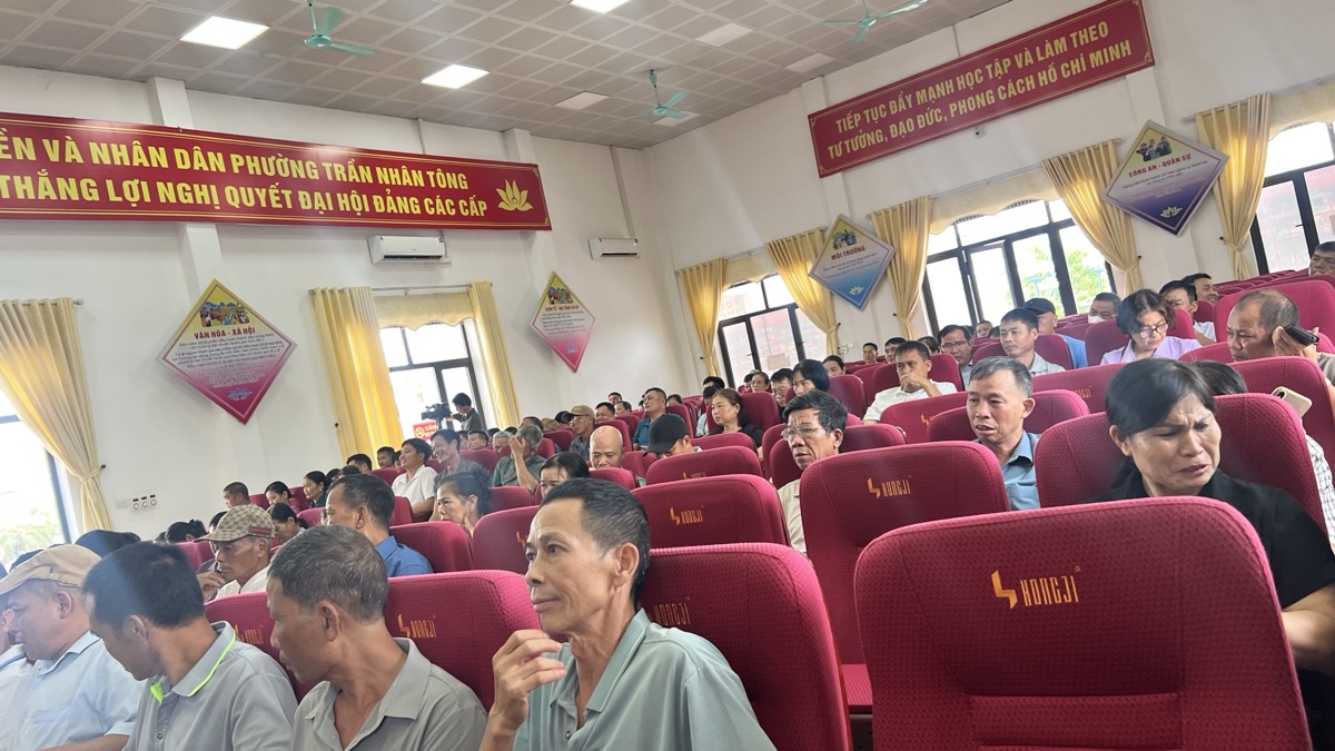 Đại biểu và các hộ chăn nuôi tại hội trường diễn đàn khuyến nông ở Hải Phòng