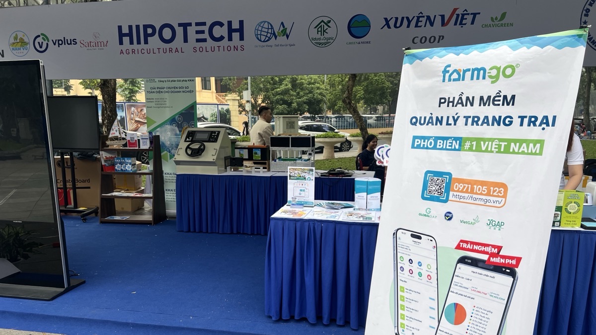 Gian hàng HIPOTECH giới thiệu phần mềm FarmGo tại Techfest Việt Nam 2025 bên hồ Hoàn Kiếm