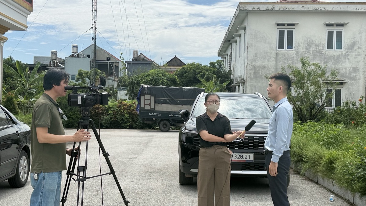 Đại diện HIPOTECH trả lời phỏng vấn báo chí bên lề diễn đàn khuyến nông