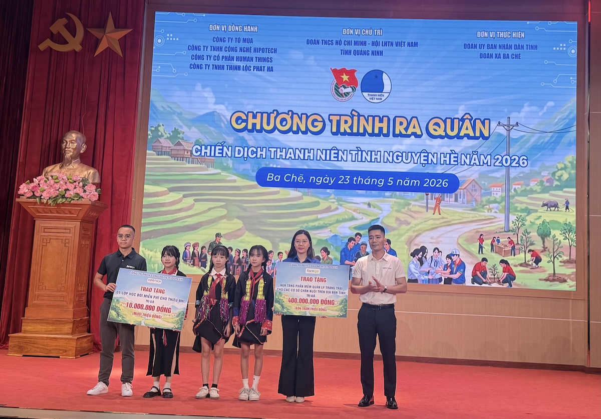 Hai đại diện HIPOTECH trao bản quyền phần mềm FarmGo và phần quà cho Đoàn Thanh niên Quảng Ninh