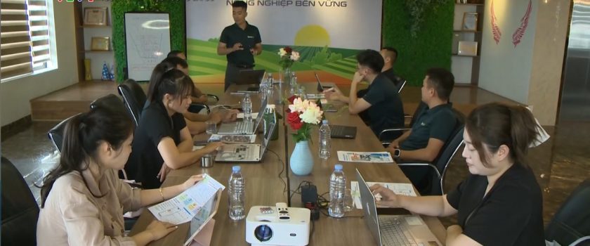Ekip ghi hình chương trình Công dân số đưa HIPOTECH trên sóng VTV1 tại phòng họp công ty