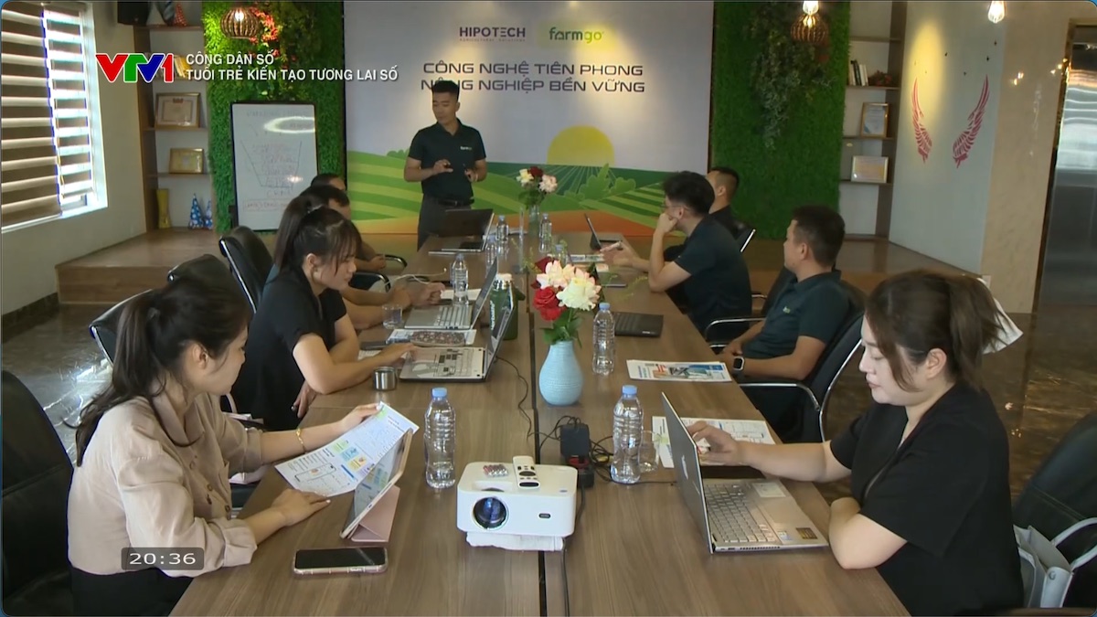 Ekip ghi hình chương trình Công dân số đưa HIPOTECH trên sóng VTV1 tại phòng họp công ty