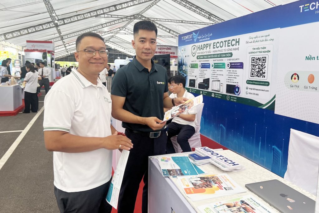 Đại diện HIPOTECH và Happy Ecotech trao đổi bên lề sự kiện công nghệ