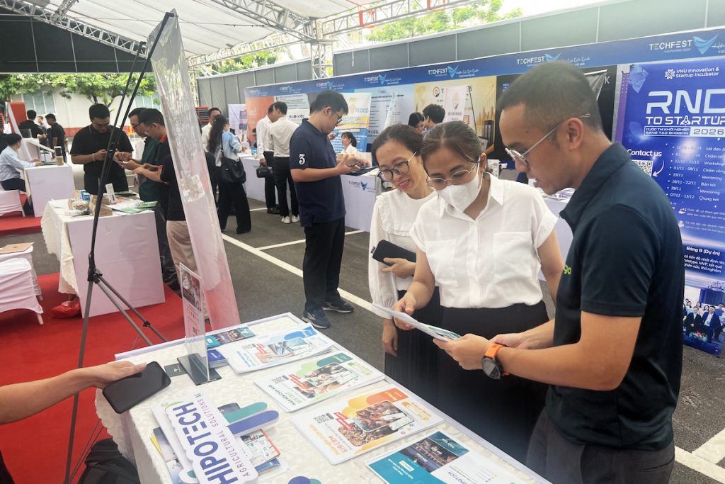 Nhân viên HIPOTECH giới thiệu tài liệu giải pháp quản lý trang trại cho khách tham quan