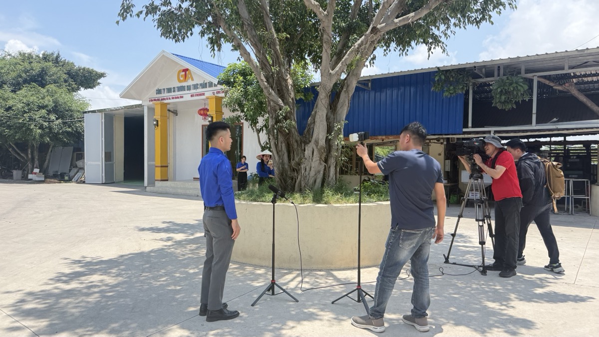 Ekip VTV1 dựng máy quay phỏng vấn trong sân trang trại khách hàng ngày 11/05/2026
