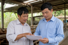 Chủ trang trại trao đổi với cán bộ khuyến nông về chính sách hỗ trợ chăn nuôi