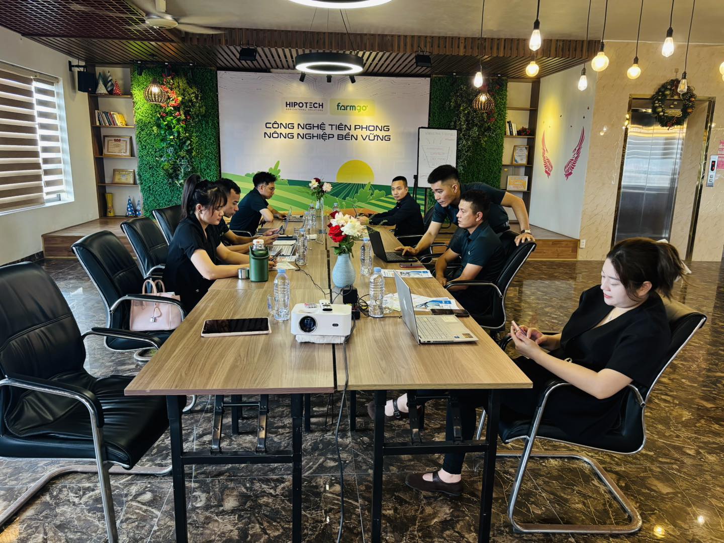 Đội ngũ HIPOTECH làm việc tại văn phòng công ty ở Hải Phòng