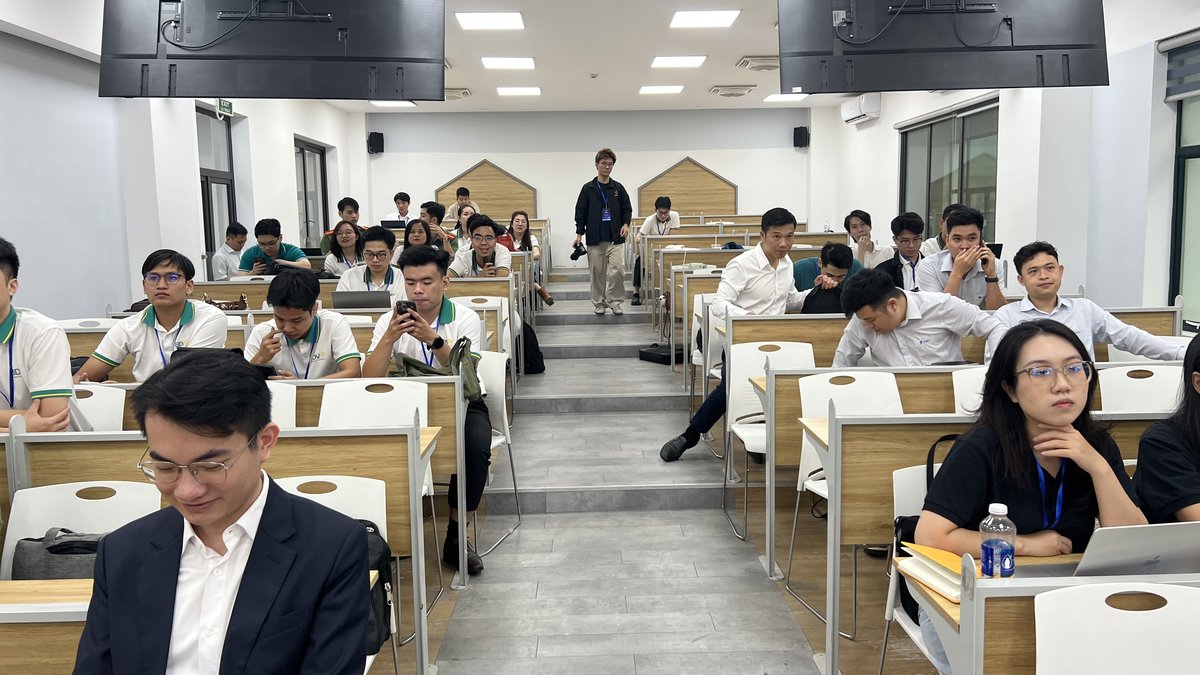 Cán bộ, công chức trẻ tại giảng đường trong ngày diễn ra hội thi