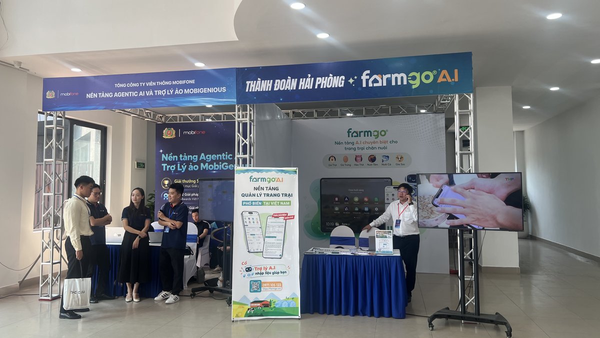 Gian hàng FarmGo AI cạnh gian hàng nền tảng Agentic AI và trợ lý ảo MobiGenious của MobiFone